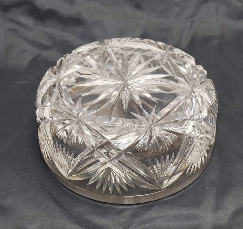 Gescliffene Kristallglaschale mit Silbermontierung