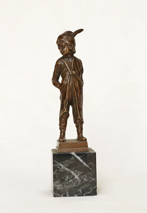 Jugendstil Bronze Figur Strassenjunge Federhut