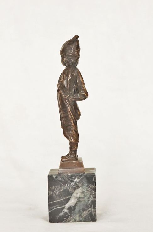Jugendstil Bronze Figur Strassenjunge Federhut