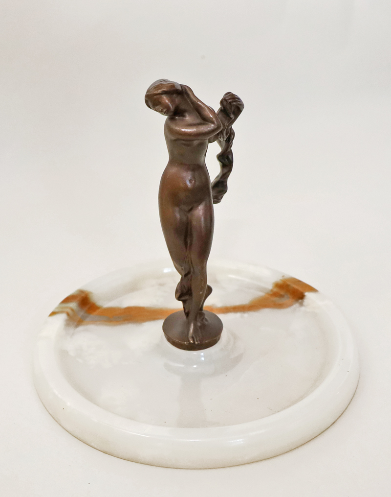 Erotische Jugendstil Bronze Dame beim Bade