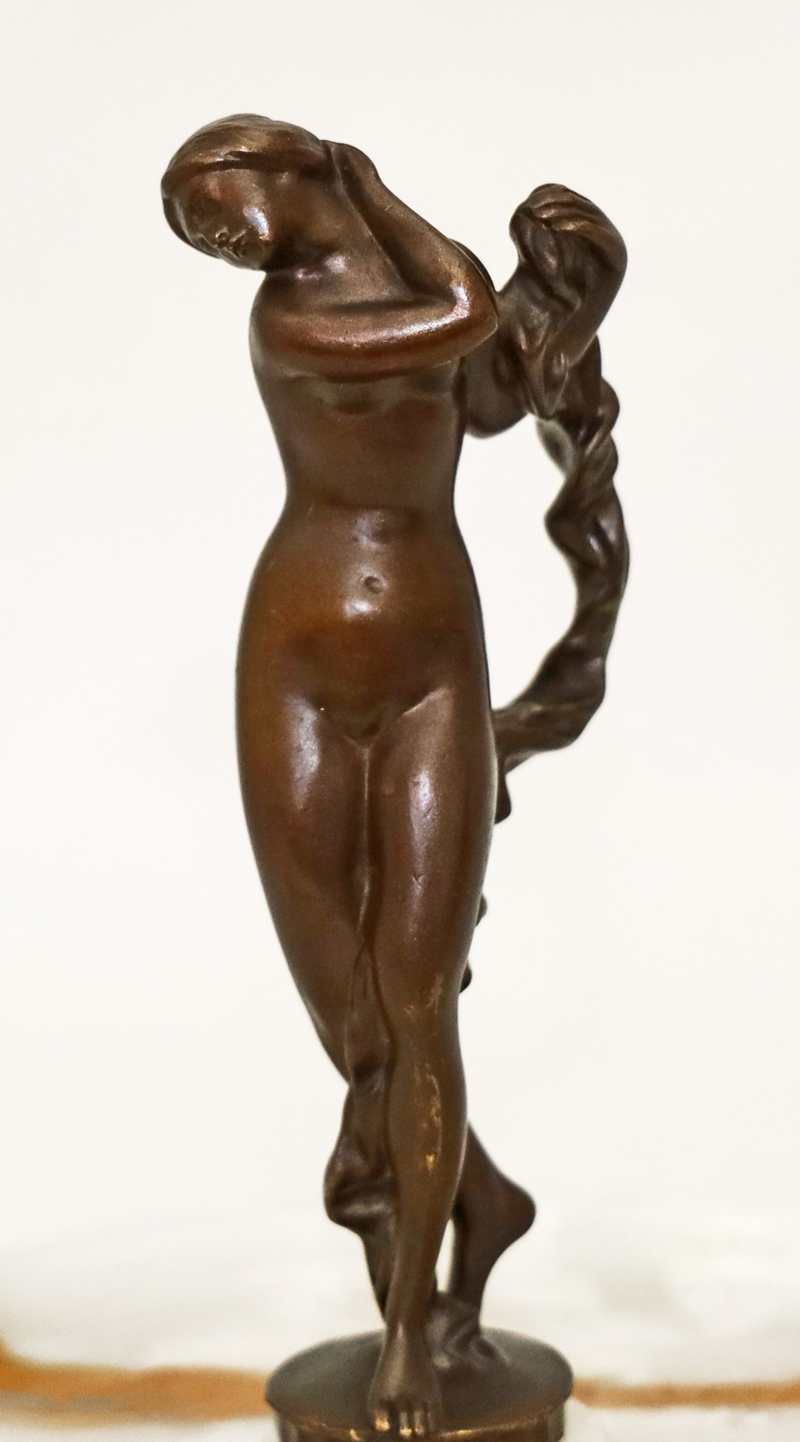 Erotische Jugendstil Bronze Dame beim Bade