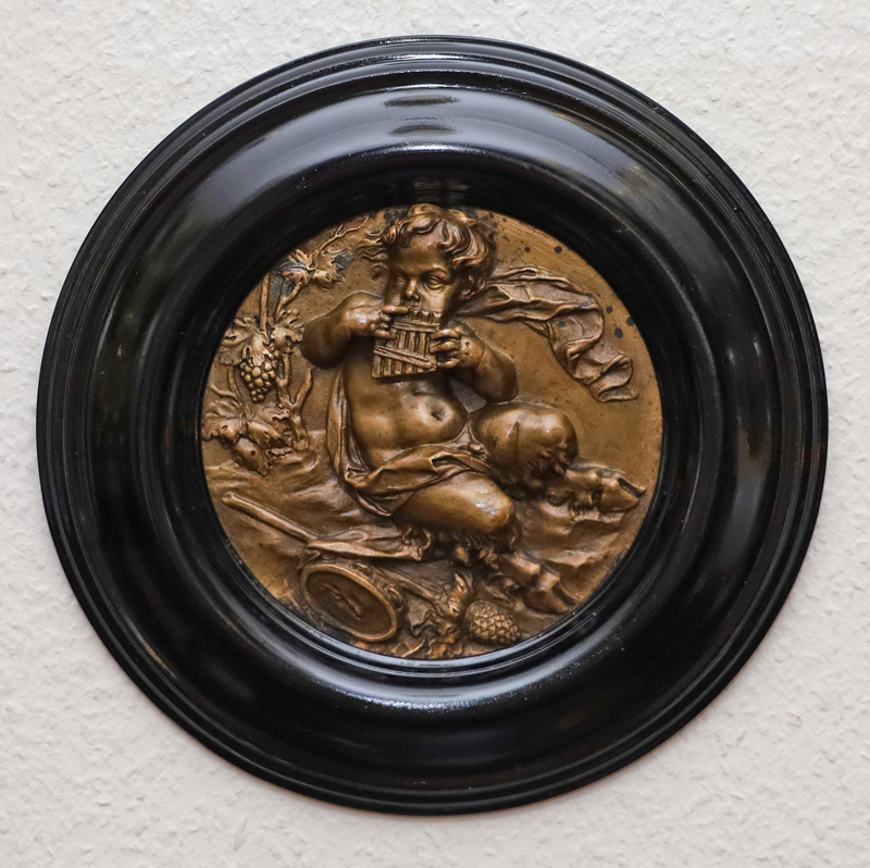 Putto Bronze Jugendstil Bronzerelief Panfl&ouml;te Weinreben
