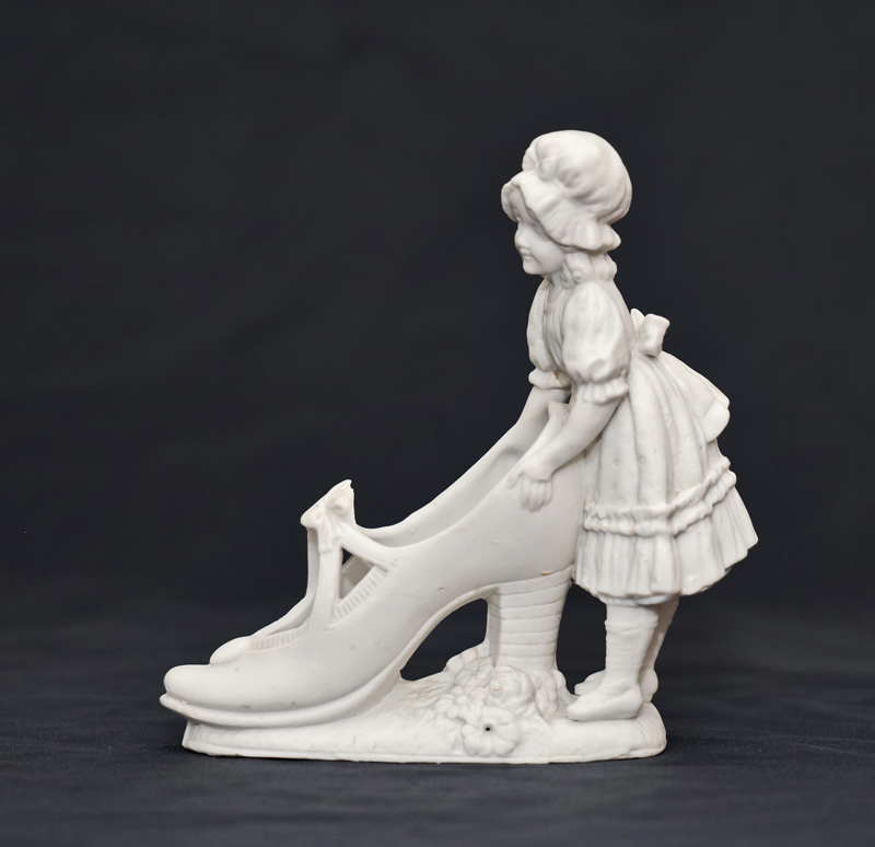 Maedchen Schuh Biskuitporzellan