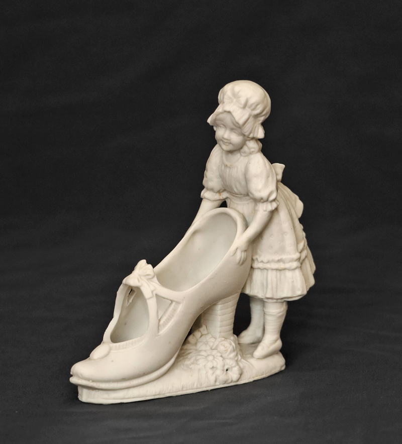 Maedchen Schuh Biskuitporzellan