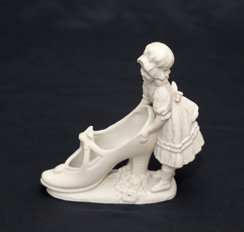 Maedchen Schuh Biskuitporzellan