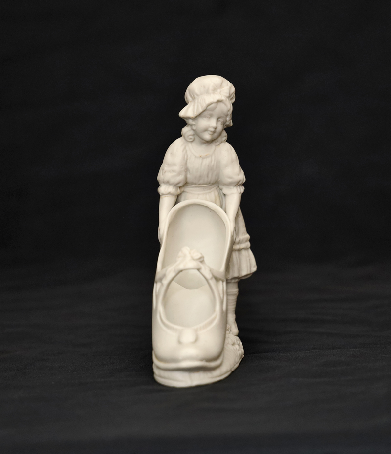 Maedchen Schuh Biskuitporzellan