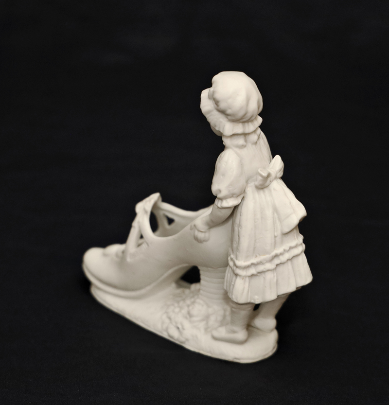 Maedchen Schuh Biskuitporzellan