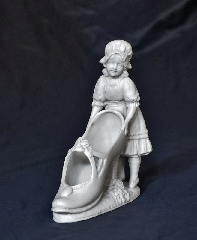 Maedchen Schuh Biskuitporzellan