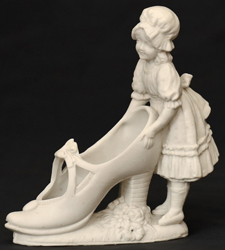 Maedchen Schuh Biskuitporzellan