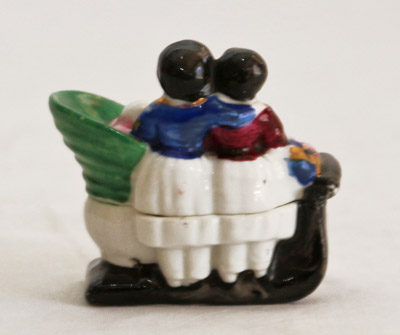 Jugendstil Miniatur Keramik Deckeldose Baby