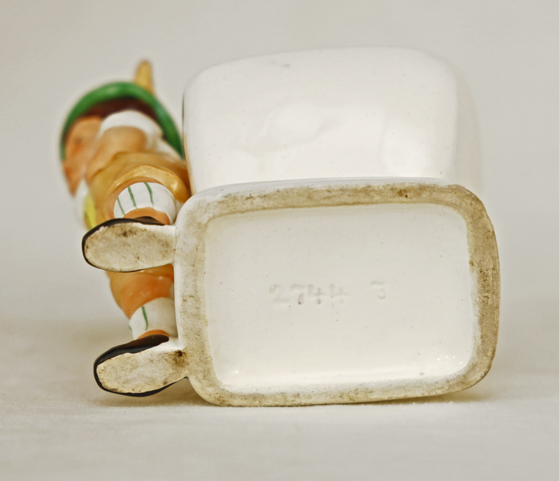 Alpenlaendische Porzellanfigur Bub Tracht Hertwig