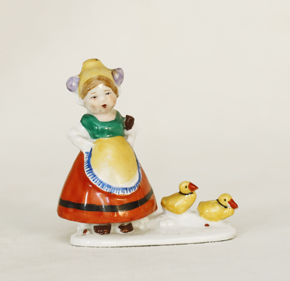 Maedchen in Tracht Entenkueken Porzellangruppe