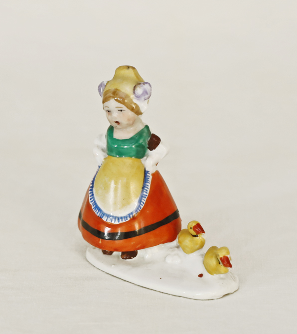 Maedchen in Tracht Entenkueken Porzellangruppe