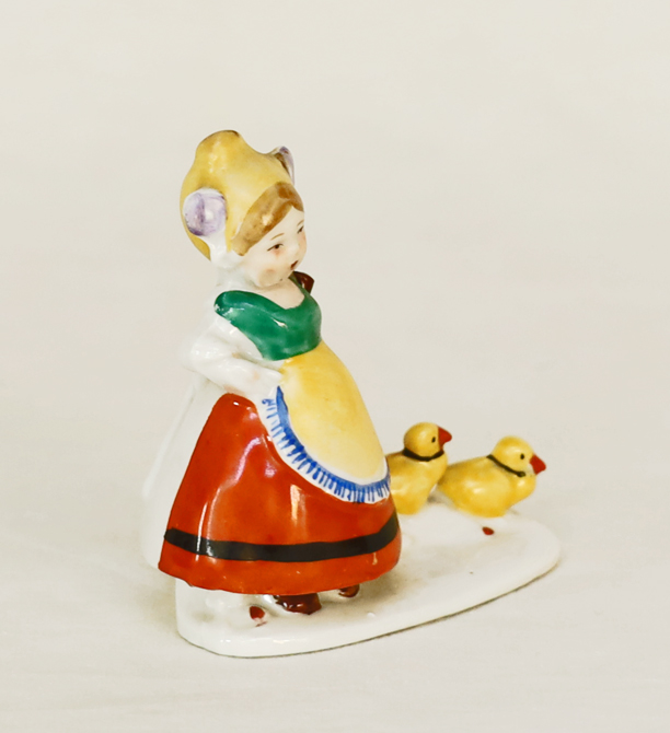 Maedchen in Tracht Entenkueken Porzellangruppe