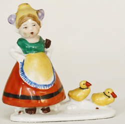 Maedchen in Tracht Entenkueken Porzellangruppe
