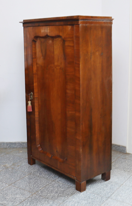 Biedermeier Schrank Moebel Kasten nussfurniert