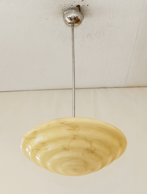 Art Deco Haengelampe vernickelt mormorierter Glasschirm
