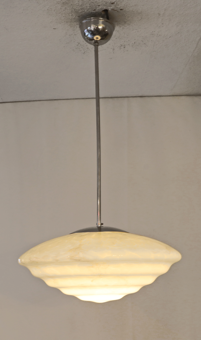 Art Deco Haengelampe vernickelt mormorierter Glasschirm