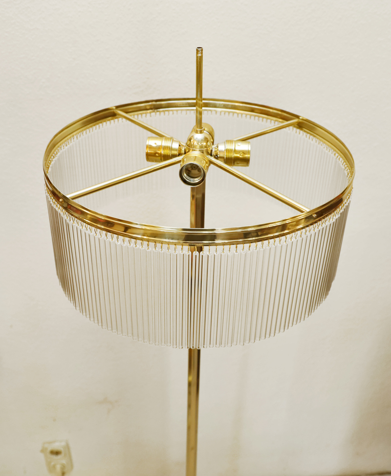 Jugendstil Bodenstehlampe Opalglasschirm Glasstaebe  Messinglampe